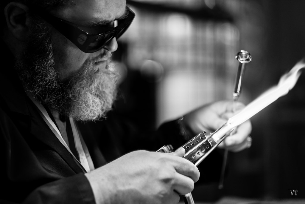 Le maître verrier MOF Eddie Légus